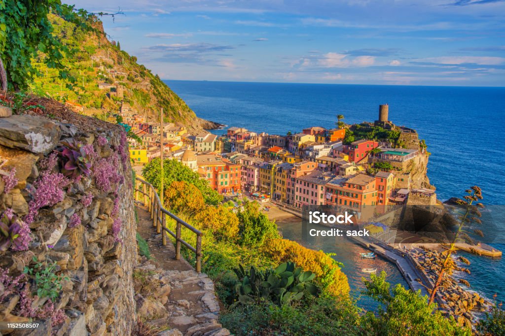 Abendspaziergang nach Vernazza, Cinque Terre, Ligurien in der Dämmerung - Lizenzfrei Cinque Terre Stock-Foto