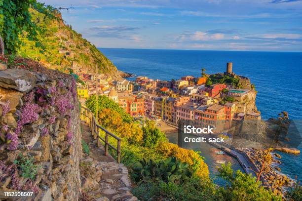 Abendspaziergang Nach Vernazza Cinque Terre Ligurien In Der Dämmerung Stockfoto und mehr Bilder von Cinque Terre