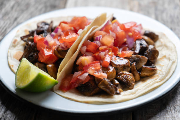 tacos mexicanos vegan e vegetarianos dos cogumelos com molho e cal - healthy eating pasta flour food - fotografias e filmes do acervo