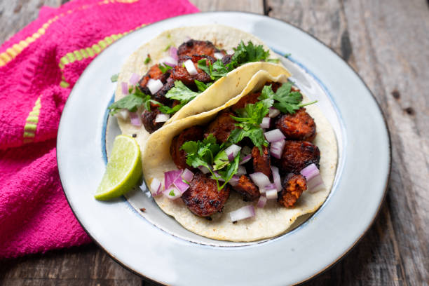 alimento mexicano: tacos vermelhos deliciosos do chouriço no fundo de madeira - chorizo - fotografias e filmes do acervo