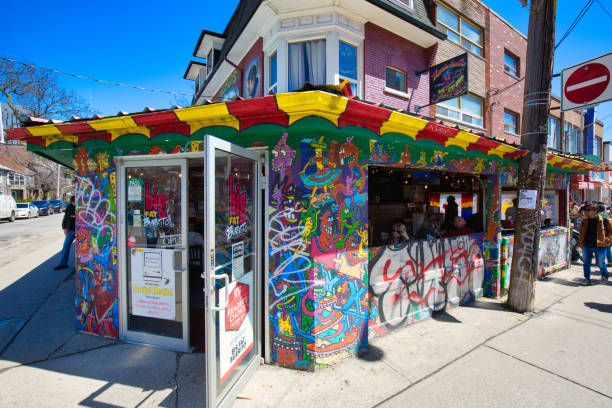 kensington markt, ein unverwechselbares multikulturelles viertel in downtown toronto, ausgewiesen eine national historic site of canada - graffiti marijuana urban scene city life stock-fotos und bilder