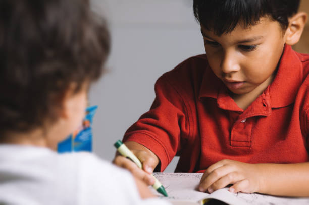 istock cute toddlers coloring together 1152512684