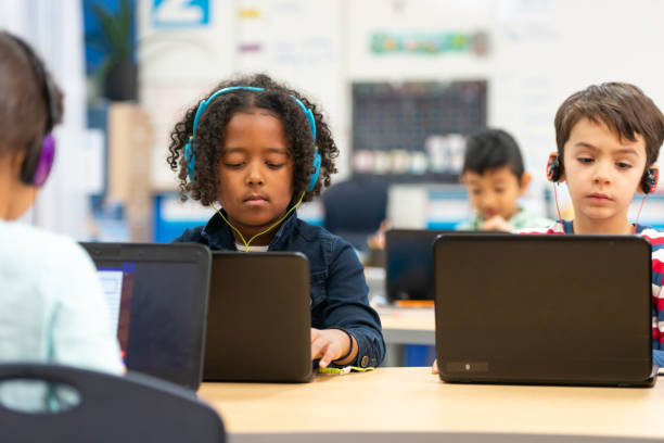 el uso de tecnología en clase - computer lab child internet development fotografías e imágenes de stock