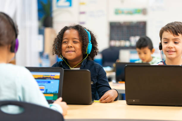 el uso de tecnología en clase - computer lab child internet development fotografías e imágenes de stock