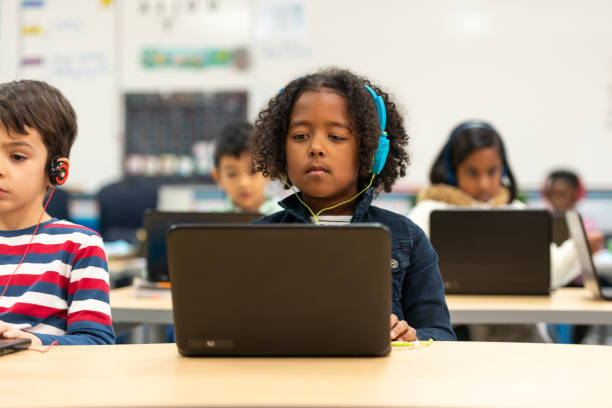 el uso de tecnología en clase - computer lab child internet development fotografías e imágenes de stock