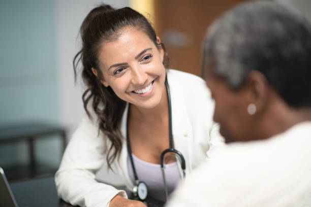 환자와 이야기 하기 - healthcare worker female doctor healthcare and medicine nurse 뉴스 사진 이미지