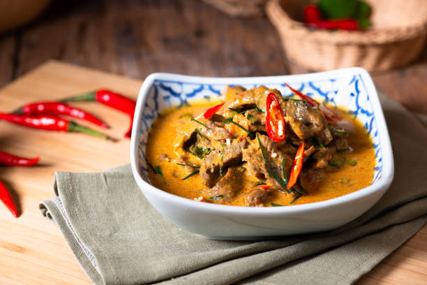 curry con ricetta di manzo (panang neua). - massaman foto e immagini stock