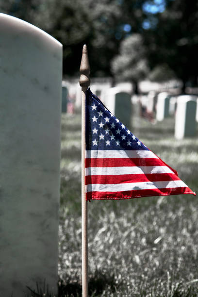 amerykańska flaga na gravesite - marines funeral veteran us memorial day zdjęcia i obrazy z banku zdjęć