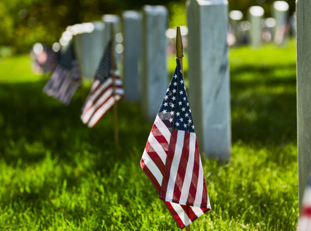 amerykańskie flagi na cmentarzu - marines funeral veteran us memorial day zdjęcia i obrazy z banku zdjęć
