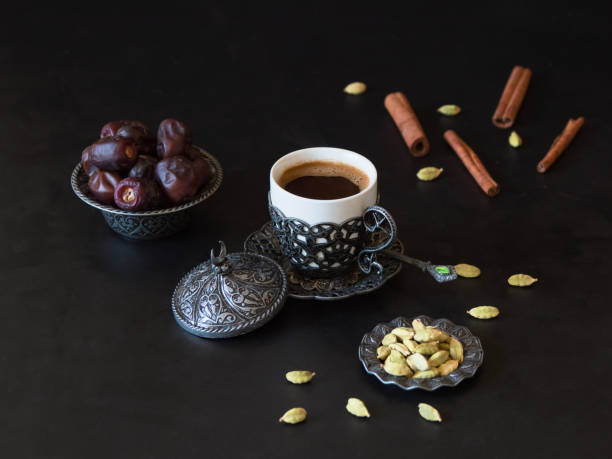 café turc avec des dates et de la cardamome sur la table noire - old fashioned horizontal black coffee cup photos et images de collection