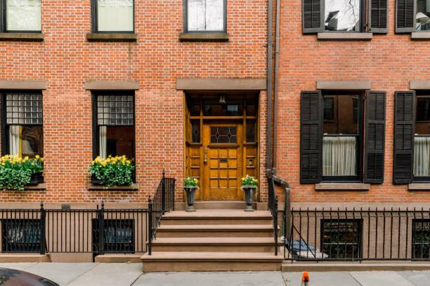 facciate brownstone e case a schiera in un quartiere iconico di brooklyn heights a new york city - brooklyn row house townhouse house foto e immagini stock