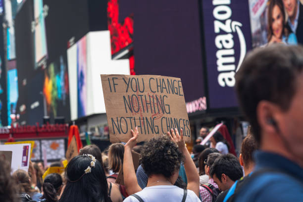 plaza del tiempo, ciudad de nueva york. manifestantes no violentos. jóvenes reunidos para una protesta contra el calentamiento global. - mid atlantic usa audio fotografías e imágenes de stock