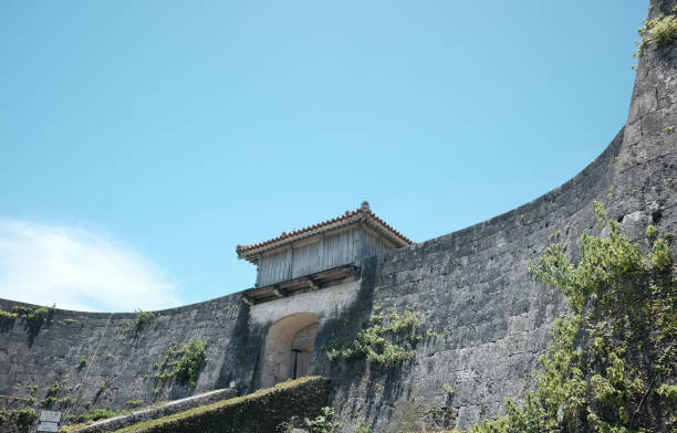 kankaimon gate, okinawa, japan - shuri castle stock-fotos und bilder