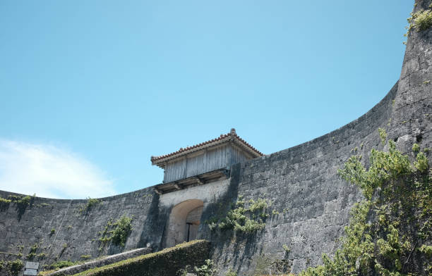 puerta kankaimon, okinawa, japón - shuri castle fotografías e imágenes de stock