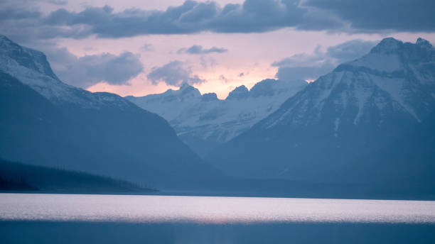 sunrise at mcdonald lake in glacier national park - montana mountain mcdonald lake us glacier national park imagens e fotografias de stock