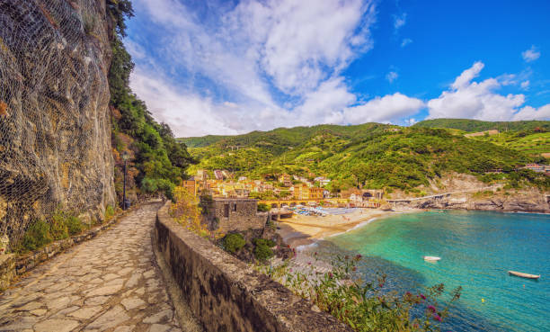 sentier pédestre vers monterosso al mar - ligurian sea photos et images de collection