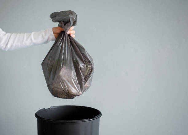 osoba wyrzucająca śmieci w plastikowej torbie - garbage bag garbage bag food zdjęcia i obrazy z banku zdjęć