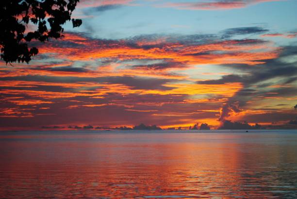 cielos mágicos al atardecer - saipan fotografías e imágenes de stock