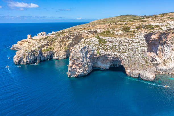 gruta azul en malta, vista aérea desde el mar mediterráneo hasta la isla. - gozo malta natural arch natural phenomenon fotografías e imágenes de stock