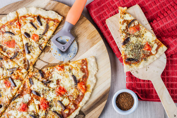 neapolitanische vegane pizza mit merken - merken stock-fotos und bilder
