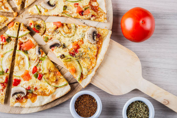 zucchini vegane pizza mit tomate, oregano und merken - merken stock-fotos und bilder