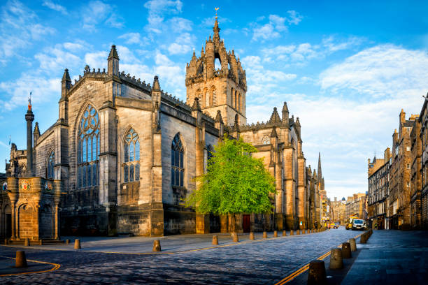 catedral de st giles en la royal mile, edimburgo, escocia, reino unido - edinburgh fotografías e imágenes de stock