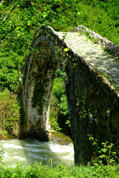 vieux pont de pierre historique sur la rivière à la région de la mer noire camlıhemsin rize la turquie. - mostar bridge photos et images de collection