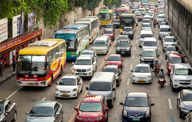 el tráfico de una gran ciudad asiática, manila, makati, filipinas - manila philippines makati city fotografías e imágenes de stock