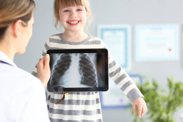 울트라 현대 스캐닝 태블릿 pc 장치를 가진 어린 소녀를 검사 하는 여성 의사 - radiologist x ray computer medical scan 뉴스 사진 이미지