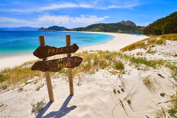 praia de rodas cartel de playa en islas cies isla vigo - galicia fotografías e imágenes de stock