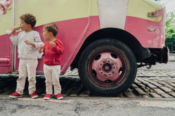 istock Boys having Icecream in Brooklyn with Brooklyn Bridge in the background 1152592865