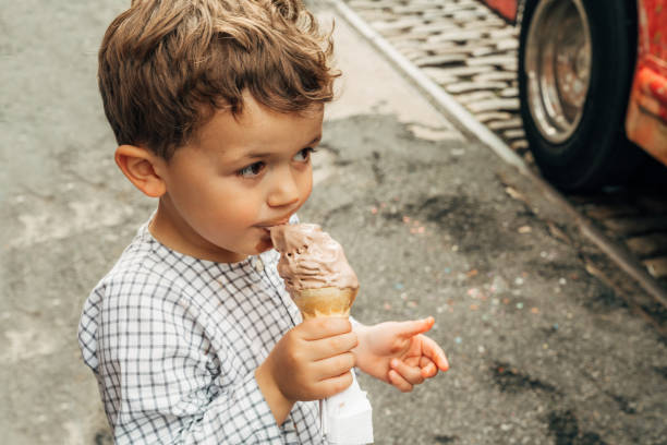 istock Boys having Icecream in Brooklyn with Brooklyn Bridge in the background 1152592948