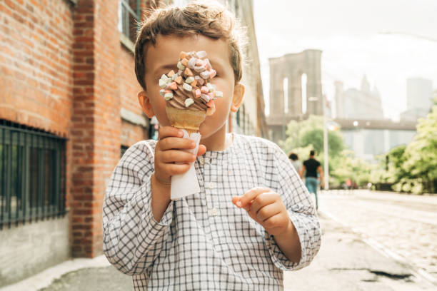istock Boys having Icecream in Brooklyn with Brooklyn Bridge in the background 1152593043