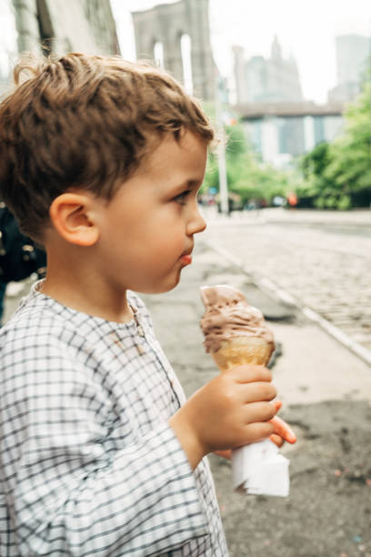 istock Boys having Icecream in Brooklyn with Brooklyn Bridge in the background 1152593080