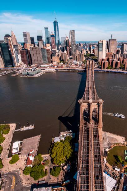 vista aérea del puente de brooklyn que se extiende sobre el east river hasta el centro de lower manhattan, tomado del aire - brooklyn bridge new york city angle brooklyn fotografías e imágenes de stock