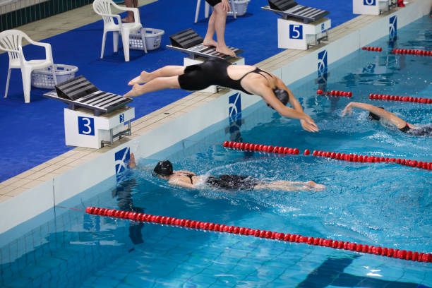 staffelschwimmwettbewerb - breaststroke stock-fotos und bilder