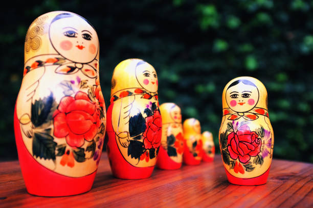 generisches russisches matryoschka oder nistpuppen - russian nesting doll small group of objects wood doll stock-fotos und bilder