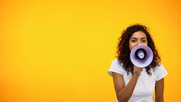 afro-amerikanische frau schreit in megaphon, öffentlichkeitsarbeit, soziale meinung - megaphone women at attention using voice stock-fotos und bilder