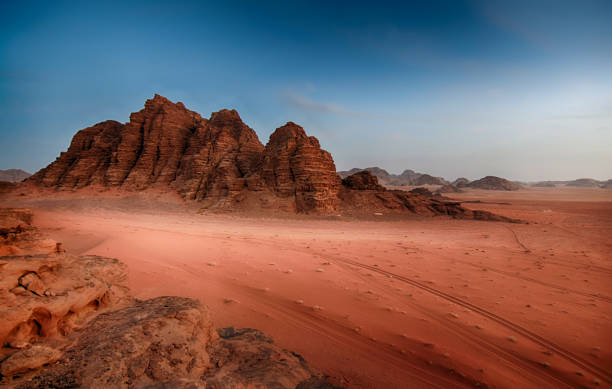 landschaft am wadi rum (jordanien) - jordan camel wadi rum arabia stock-fotos und bilder