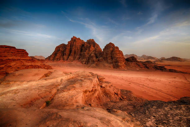 krajobraz w: wadi rum (jordan) - jordan camel wadi rum arabia zdjęcia i obrazy z banku zdjęć