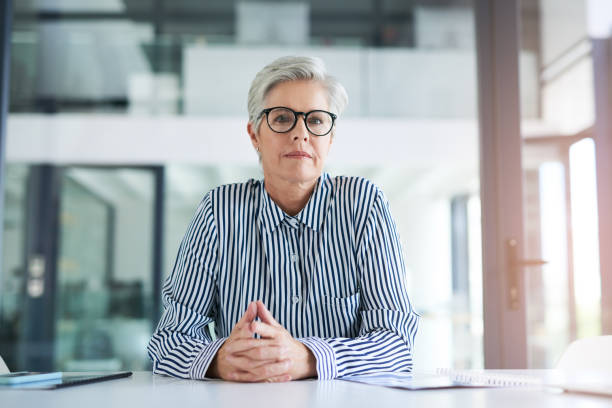 사업을 시작 합시다 - business person sitting looking at camera corporate business 뉴스 사진 이미지