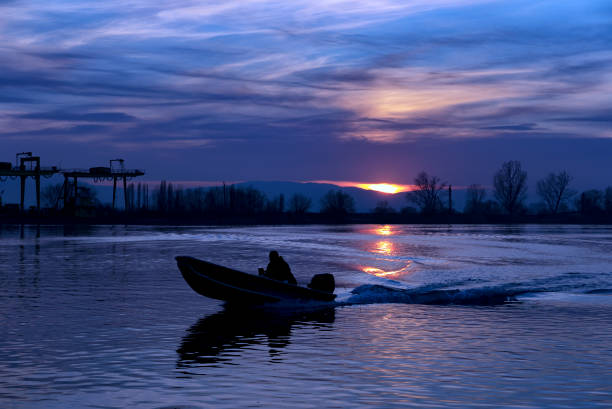 fischer auf den see - contemplation silhouette tree men stock-fotos und bilder