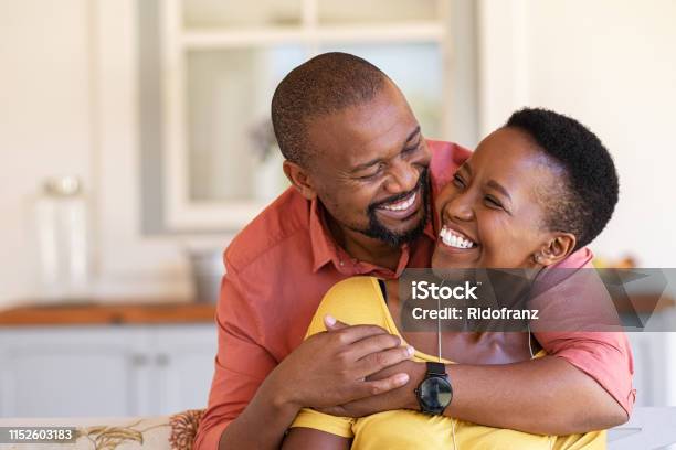 성숙한 블랙 커플에 사랑 웃 커플에 대한 스톡 사진 및 기타 이미지 - 커플, 아프리카 민족, 행복