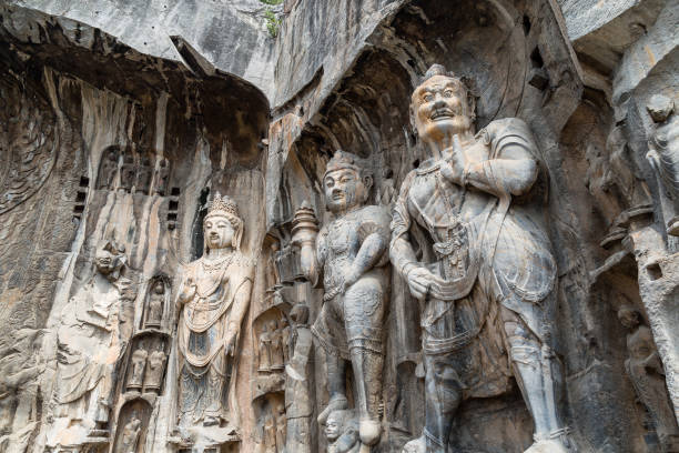 fengxiangsi 洞窟での仏教の彫刻、longmen の洞穴の主なもの、luoyang、河南、中国。longmen は、中国の3大仏教の洞窟の一つであり、世界遺産です。 - luoyang ストックフォトと画像