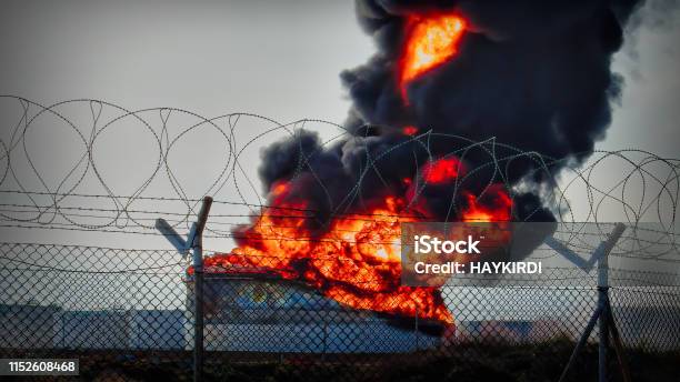 Petrol Rafinerisi Ateşi Stok Fotoğraflar & Gaz‘nin Daha Fazla Resimleri - Gaz, Patlamak, Sabotaj