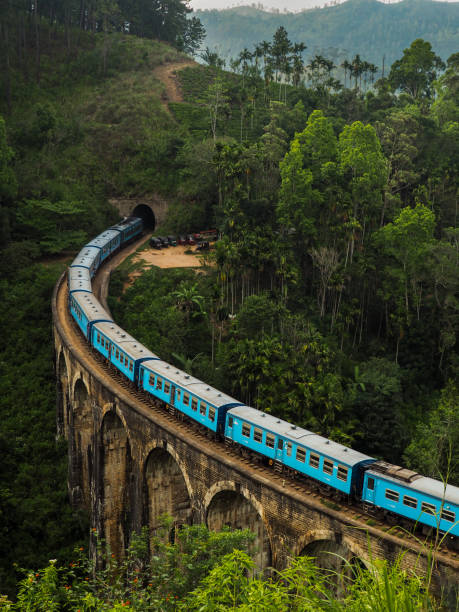 train de voyageurs bleu sur le pont des neuf arches près d’ella, sri lanka-mars 2018 - lanka photos et images de collection