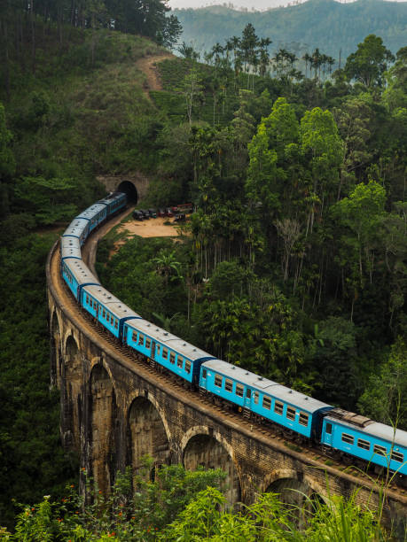 treno passeggeri blu sul nine arches bridge vicino a ella, sri lanka - marzo 2018 - lanka foto e immagini stock
