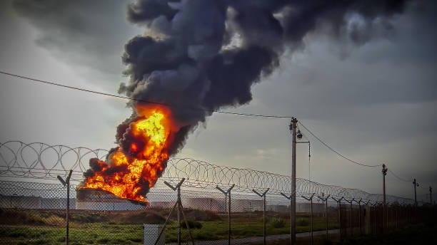 火災の石油化学プラント - sabotage ストックフォトと画像