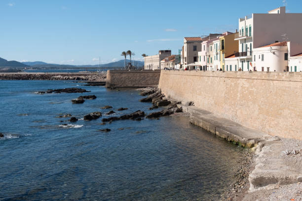 Gorgeous sea font and ramparts, Alghero (L'Alguer), province of Sassari , Sardinia, Italy. Famous for the beauty of its coast and beaches and its historical city center. Part of its population descends from Catalan conquerors from the end of the Middle Ages. hermosa fuente de mar y murallas, alghero (l'alguer), provincia de sassari, cerdeña, italia. famoso por la belleza de su costa y sus playas y su centro histórico de la ciudad. parte de su población desciende de los conquistadores catalanes desde el fin