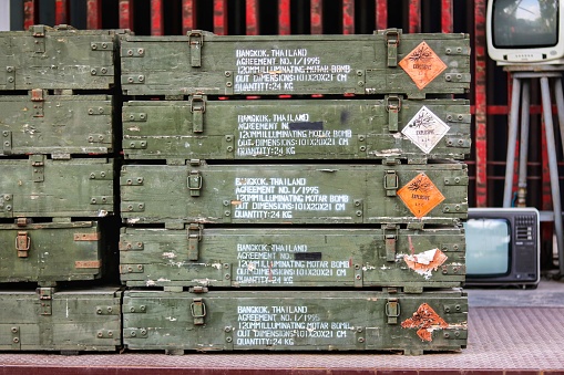 Vieja caja de municiones de madera photo